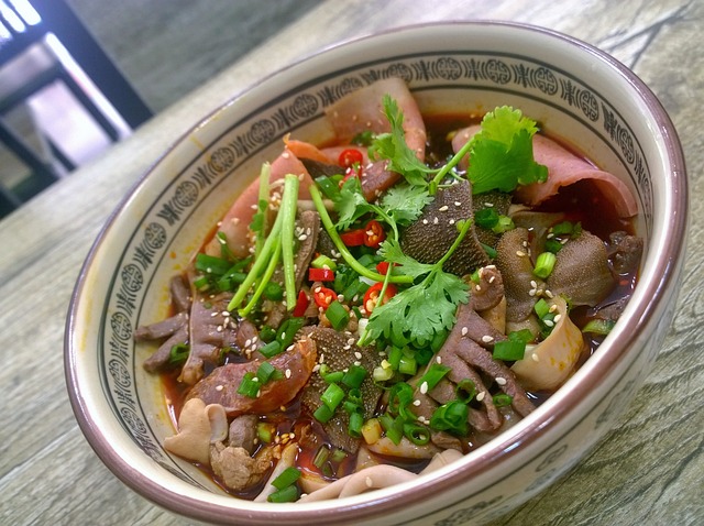 猪蹄炖花生的做法，广东花生煲猪脚汤的做法